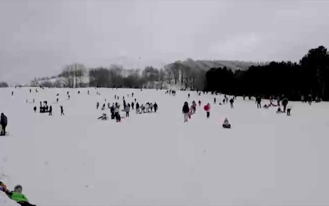Menschenmassen fluten Wintersportgebiete