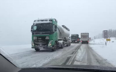 Schnee legt in weiten Teilen den Verkehr lahm