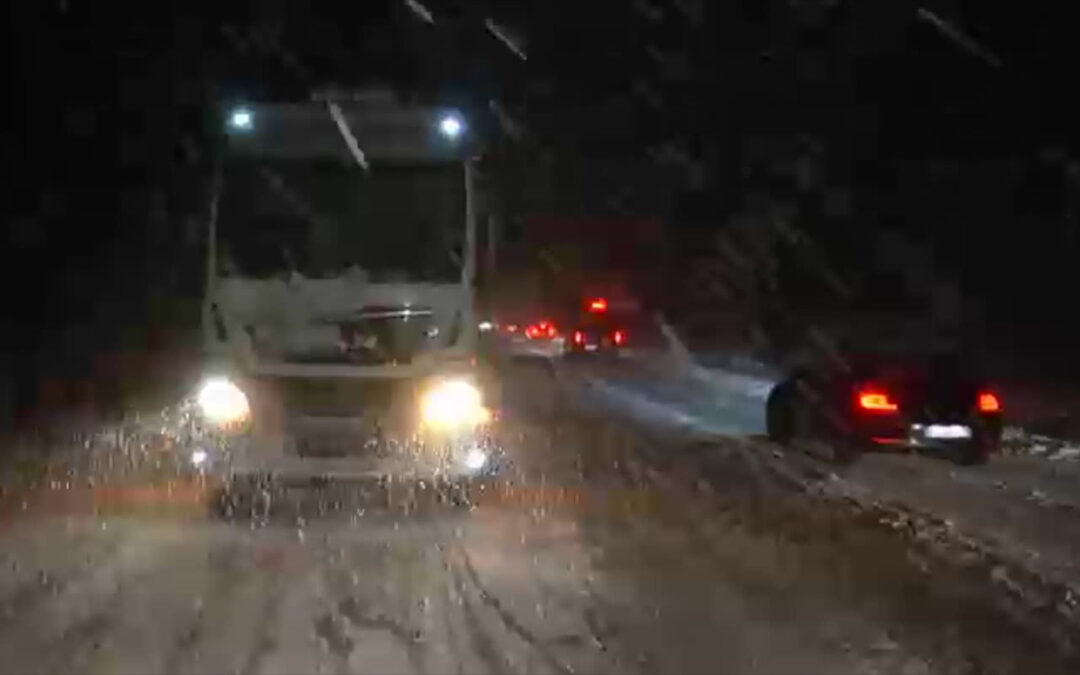 Schneefall führt zu Verkehrsbehinderungen