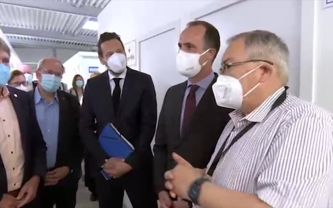 Gesundheitsminister besucht Impfzentrum
