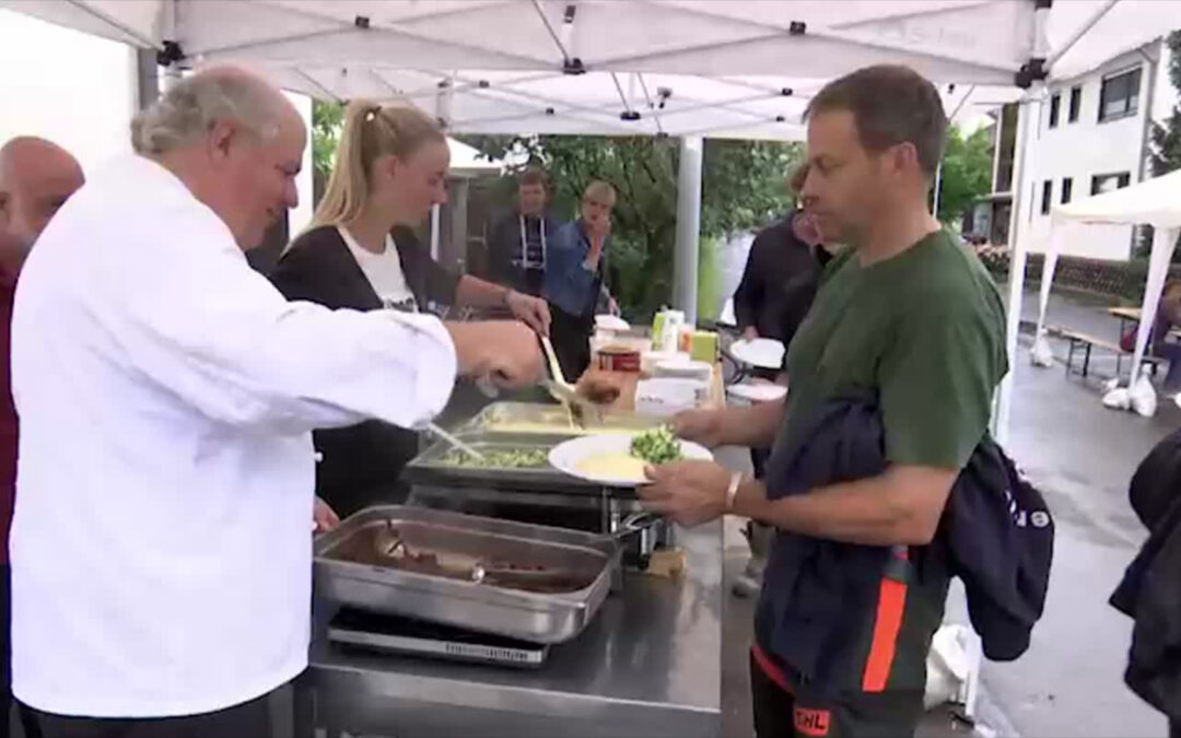 Sternekoch kocht für Anwohner und Helfer im Hochwassergebiet