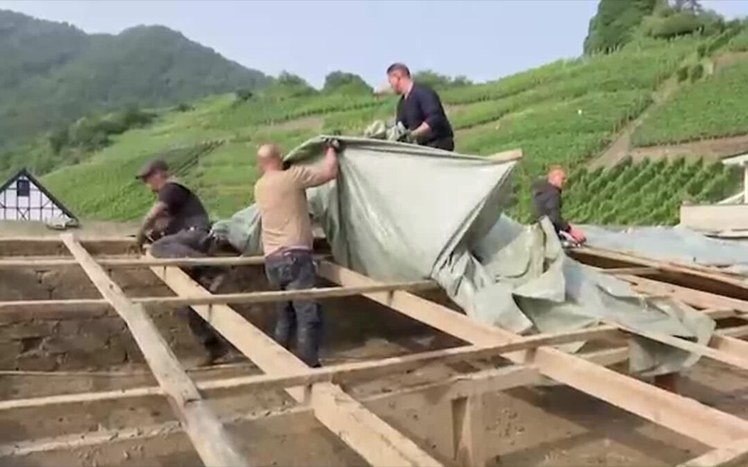 Dachdecker aus ganz Deutschland helfen im Ahrtal