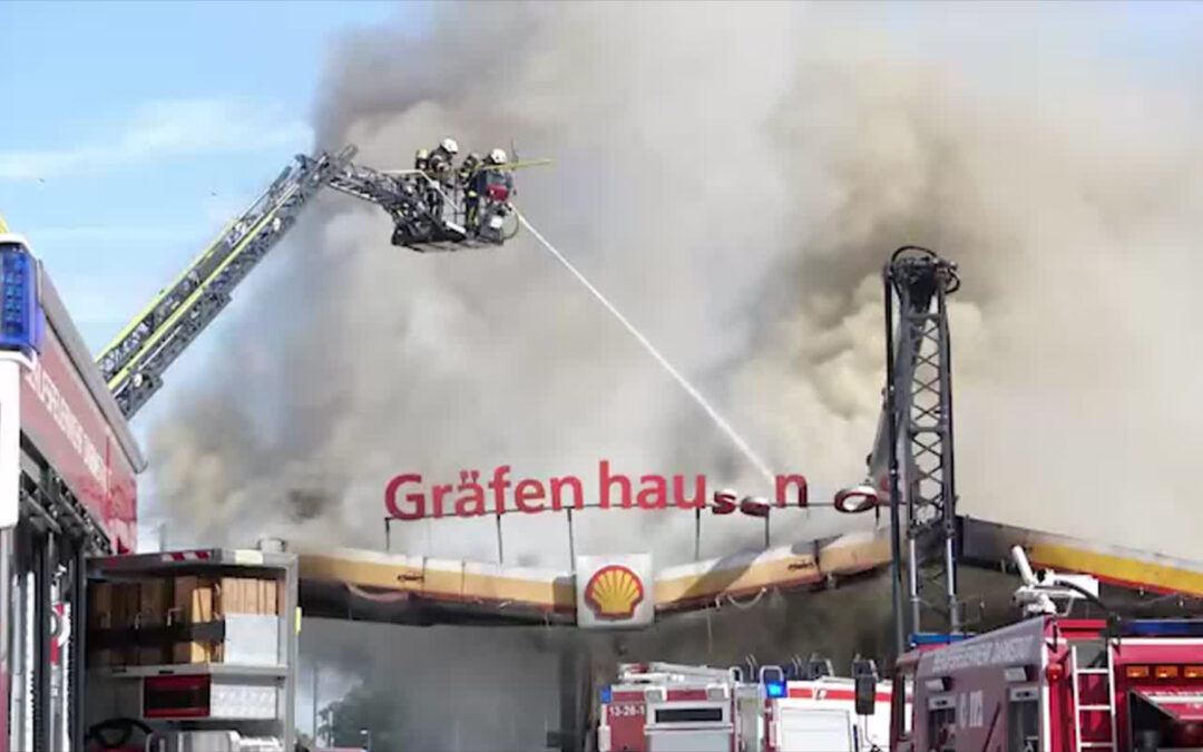 Fahrzeug kracht in Zapfsäule: Tankstelle auf der A5 steht in Flammen