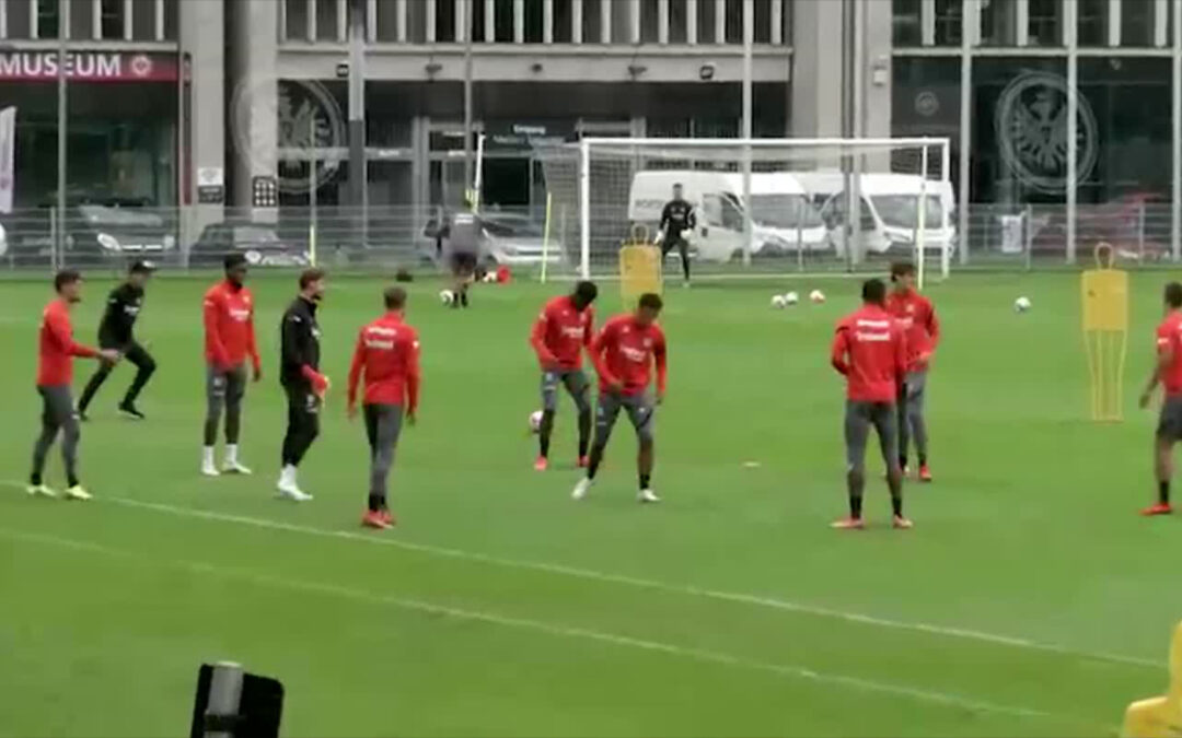 Eintracht Frankfurt feiert den Sieg gegen die Bayern