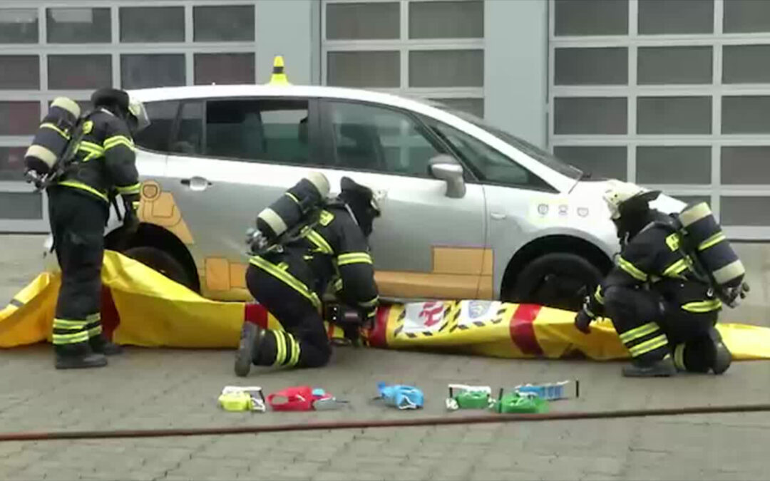 Hohe Brandgefahr – Feuerwehr Bad Homburg baut „Löschanzug“ für E-Autos