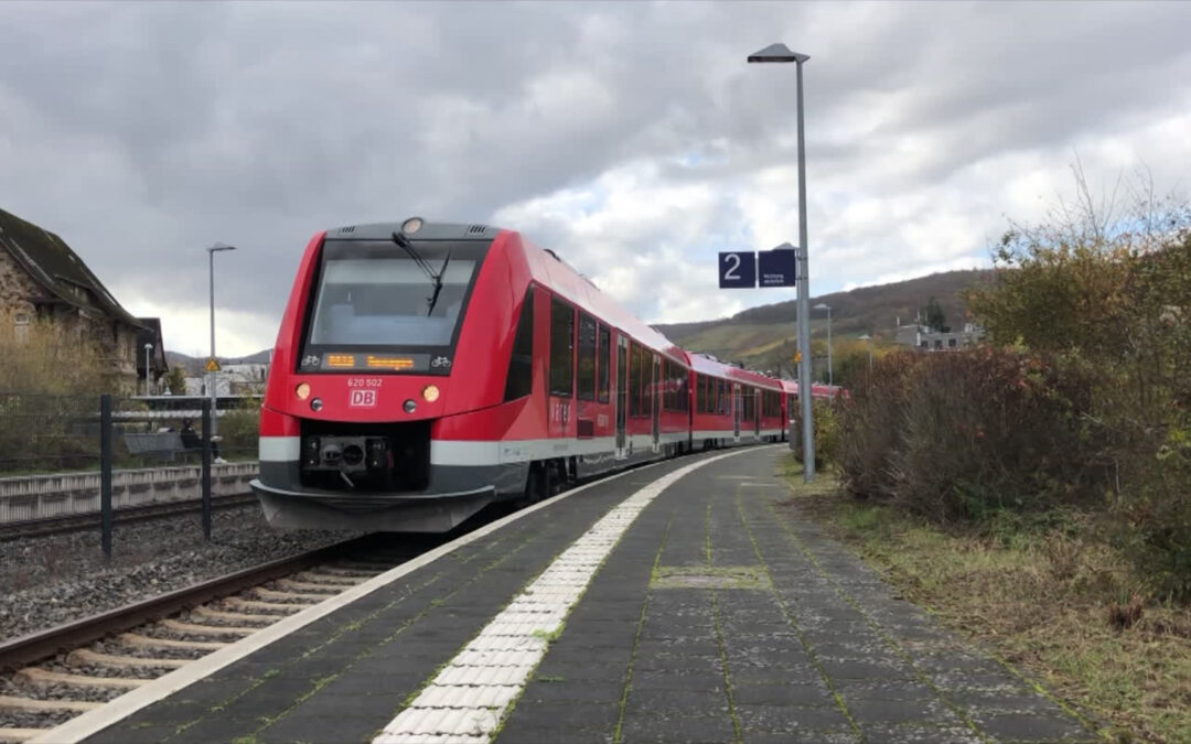 Vier Monate nach der Flutkatastrophe – im Ahrtal fahren wieder Züge