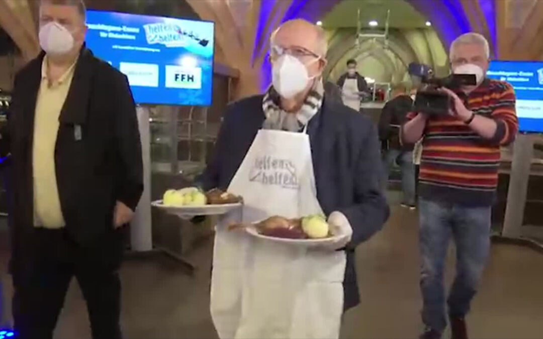 Der 17:30-Adventskalender: Promis in Frankfurt servieren Weihnachtsdinner für Obdachlose
