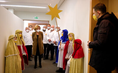 Sternsinger besuchen Staatskanzlei und Bäcker schenken Malu Dreyer eine Brezel