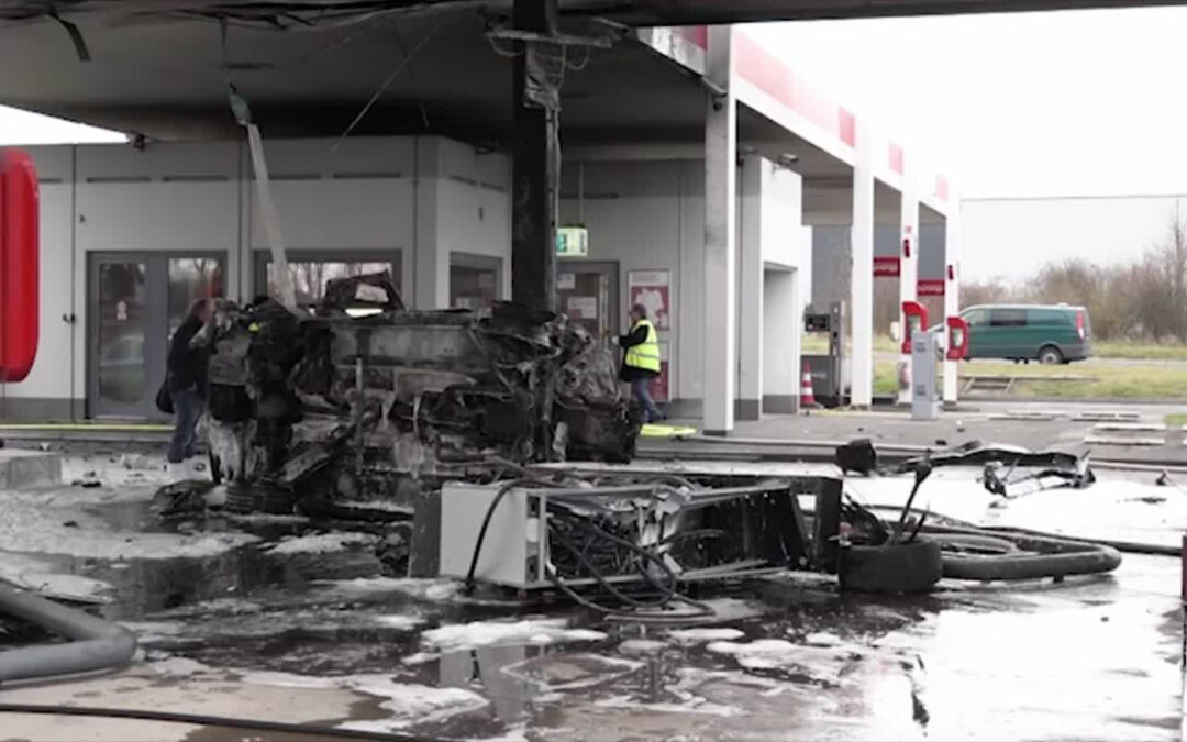 A45: Auto rast in Tankstelle