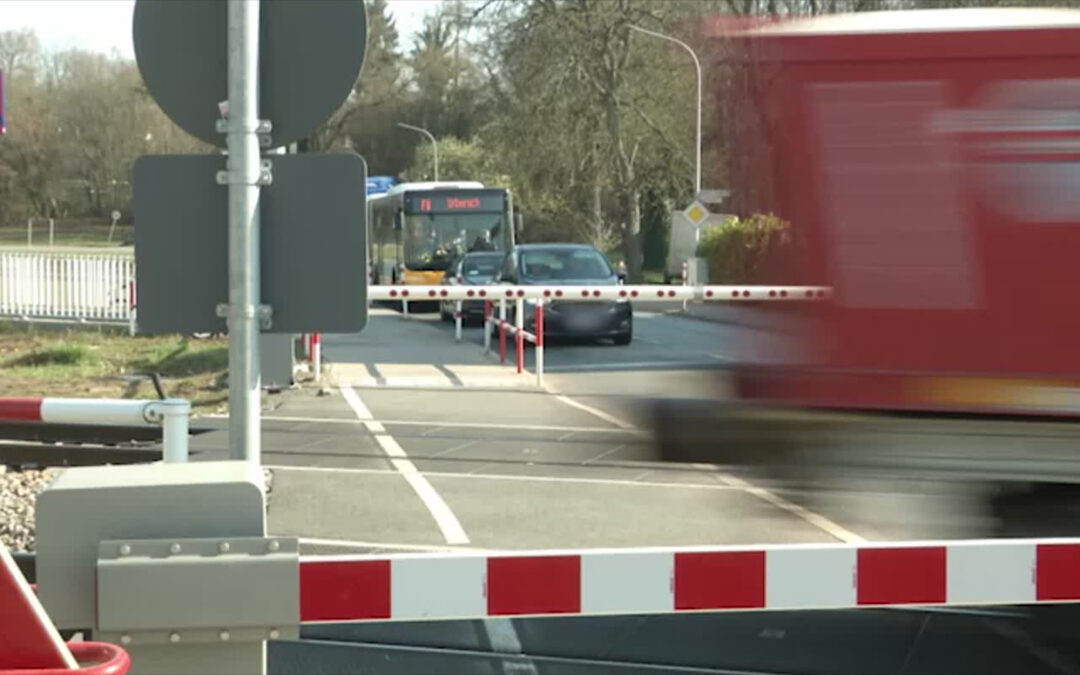 Die geschlossene Bahnschranke von Messel