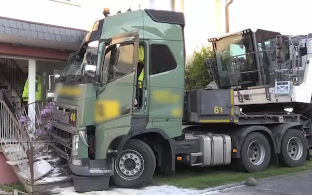 LKW rast in Haus