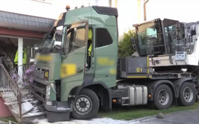 LKW rast in Haus
