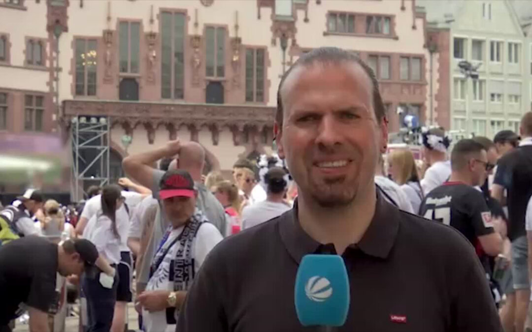 Schalte zu den Eintracht-Fans auf den Frankfurter Römerberg