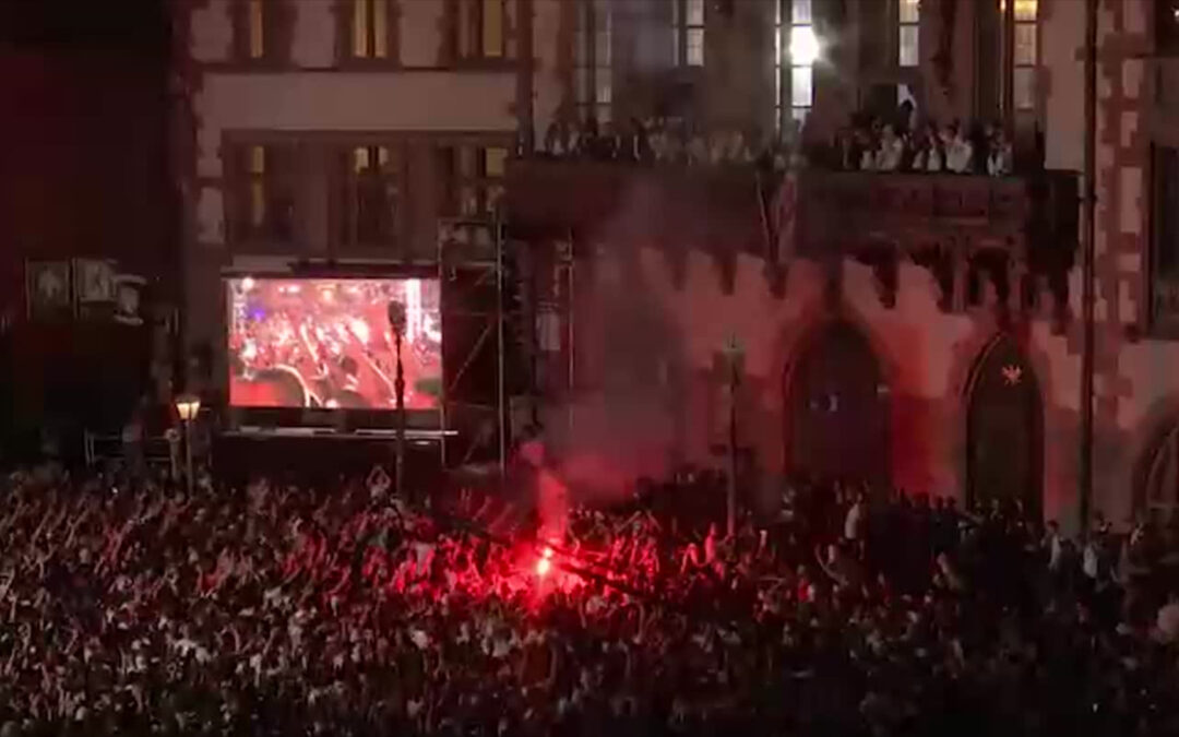 Eintracht feiert den Europa-Pokal mit ihren Fans am Römer