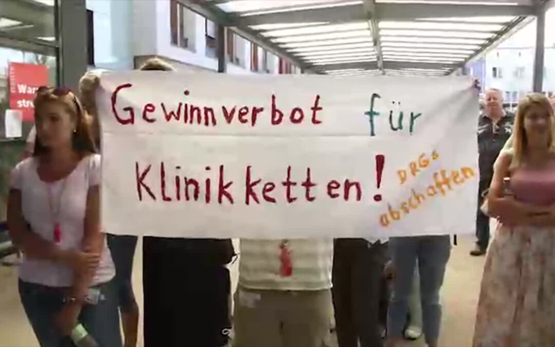 Klinikmitarbeiter streiken für Arbeitsplätze