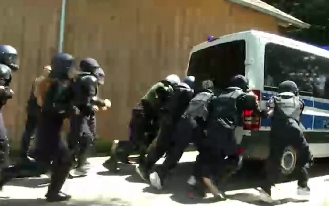 Bundespolizei gibt Schülern Einblick in den Alltag