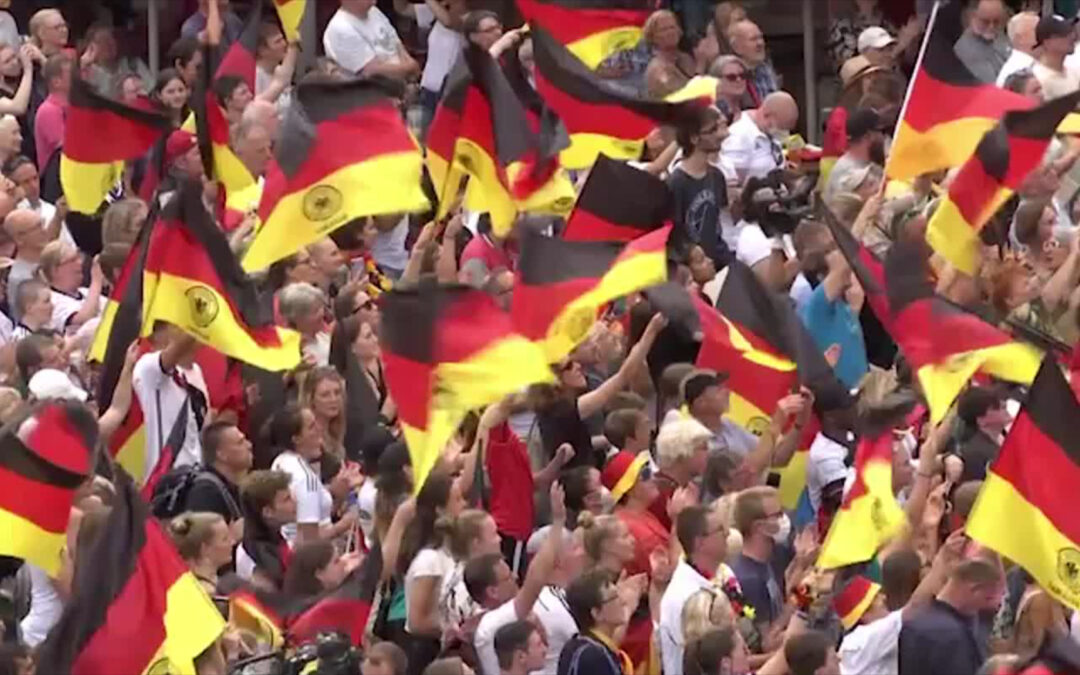 Frauenfußball-Nationalmannschaft feiert Vizeeuropameisterschaft in Frankfurt