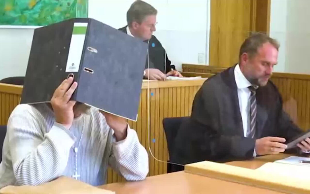 Prozess um Hasskommentare: Angeklagter bittet um Entschuldigung
