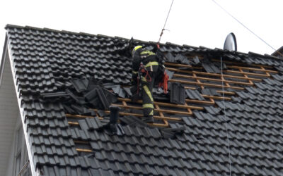 Möglicher Tornado deckt Dächer ab