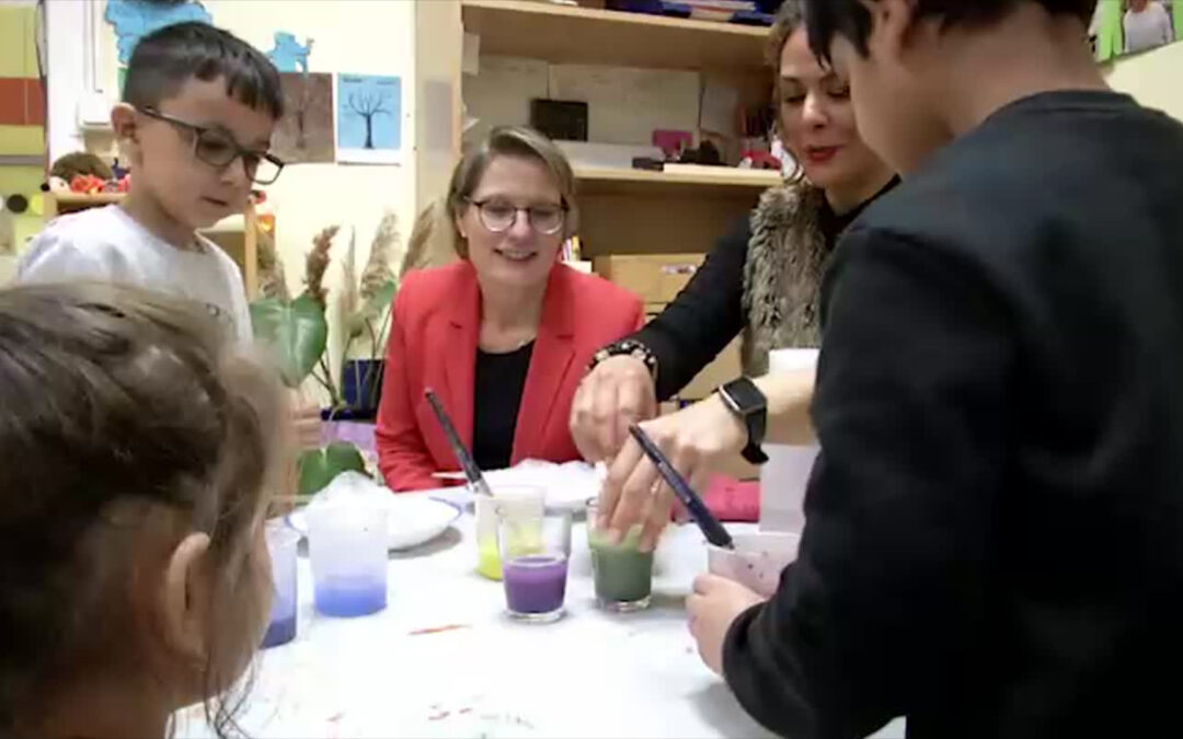 Bildungsministerin forscht mit Kita-Kindern