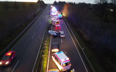 Zehn Verletzte bei Massenkarambolage