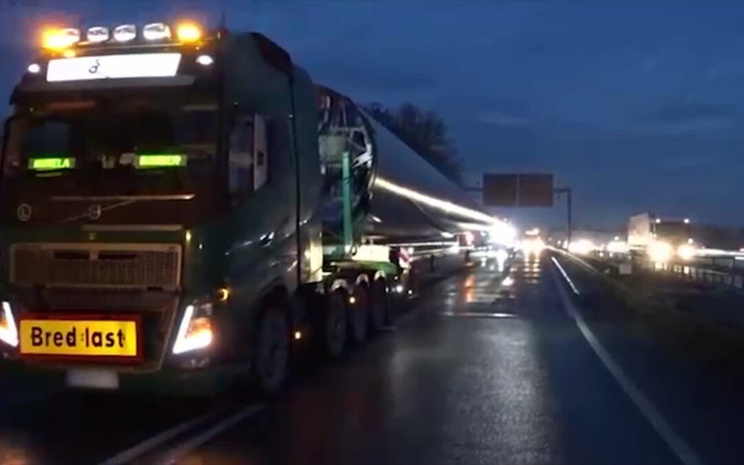 Schwertransporter bleibt mit Windrad stecken