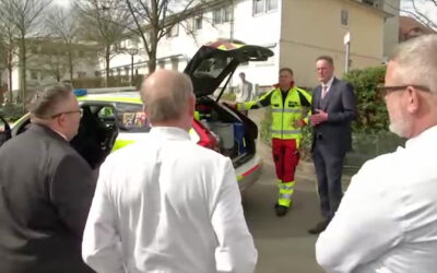 Innenminister stellt neuen Notarztwagen vor