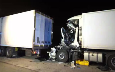 Lkw kracht in Stauende – Fahrer tot