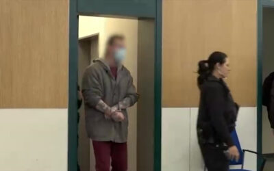 Frau mit Schal erdrosselt