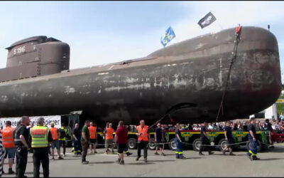 Ausgemustertes U-Boot im Technik Museum angekommen