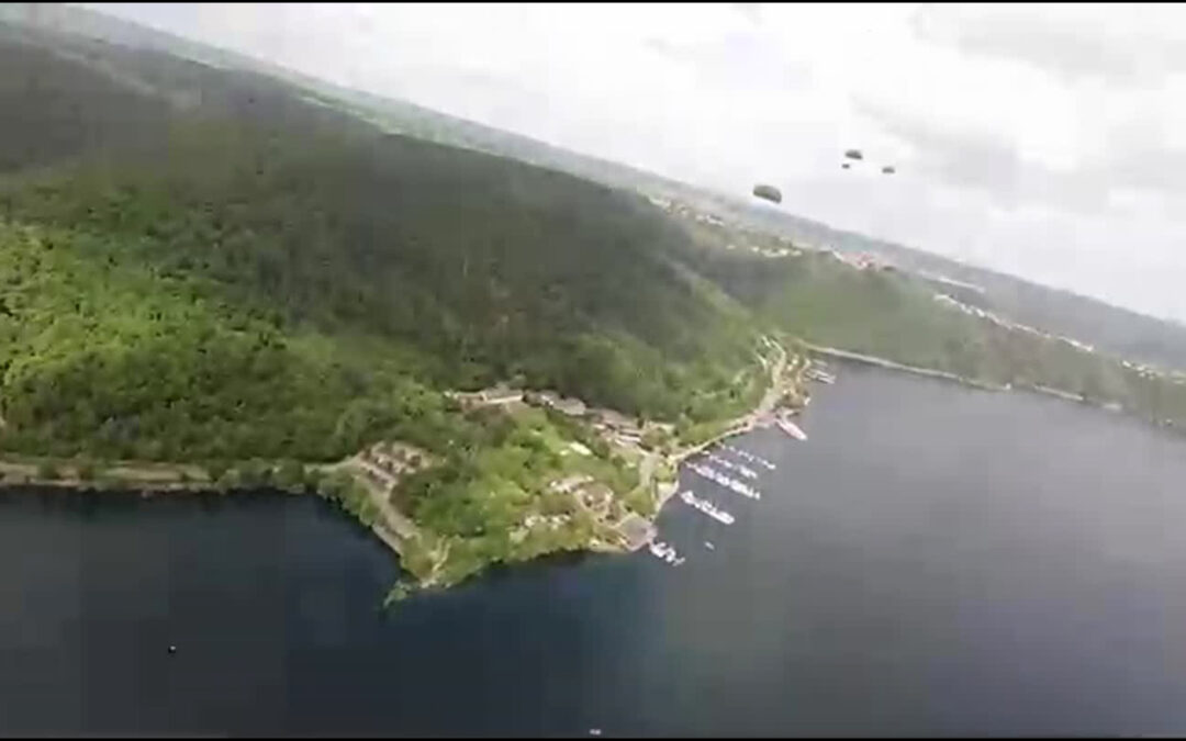 Fallschirmspringer der Bundeswehr üben am Edersee