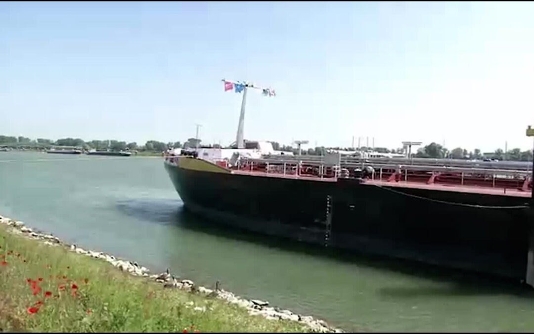 Neues Schiff der BASF sichert Versorgung bei Niedrigwasser