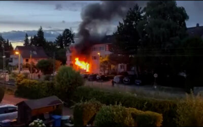 Brand in Eschborn – Bewohner springt aus dem Fenster