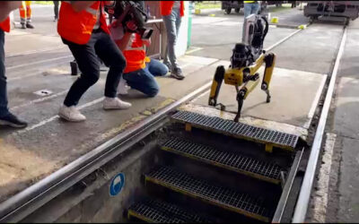 Roboter kontrolliert Eisenbahnwaggons