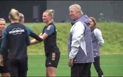Horst Hrubesch trainiert Frauenfußball-Nationalmannschaft