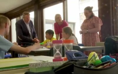 Lernen statt Schwitzen – Ministerpräsident Schweitzer besucht Ferienschule