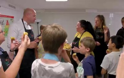 Landwirtschaftsminister kocht mit Kindern