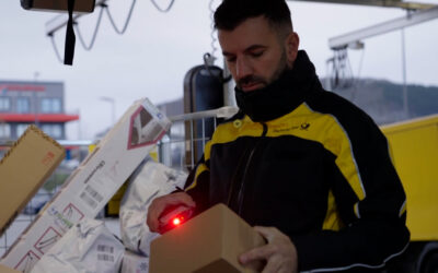 Postbote im Vor-Weihnachtsstress