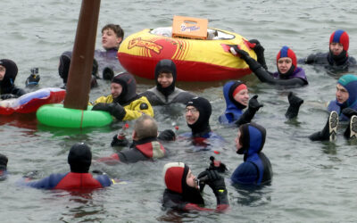 Abschwimmen im Rhein bei Eiseskälte