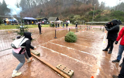 Weltmeisterschaft im Weihnachtsbaumwerfen