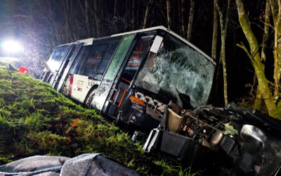 Schwerer Unfall bei Bitburg: Auto kollidiert mit Bus
