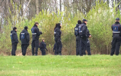 Polizei sucht mit Großaufgebot nach Dreifachmörder