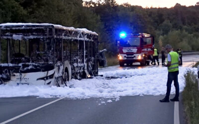 Linienbus brennt bei Oberursel völlig aus