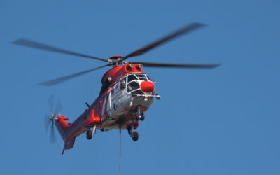 Wärmepumpe wird per Helikopter eingebaut