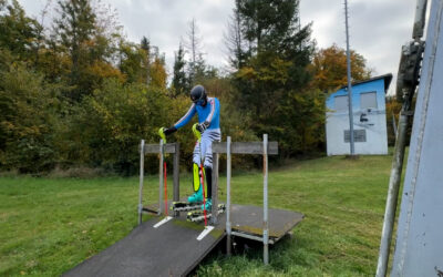 Mit Skiern übers Gras