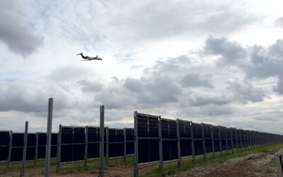 Riesige Photovoltaik-Anlage am Flughafen