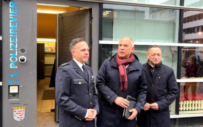 Innenminister Poseck besucht 1. Polizeirevier in Frankfurt