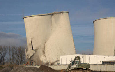 Ehemaliges Atomkraftwerk in Biblis: Dritter Kühltürm wird abgerissen