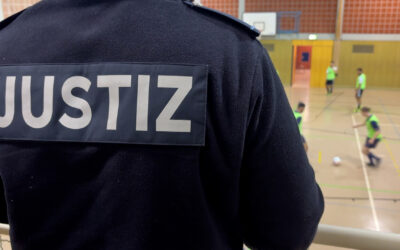 Fußball im Gefängnis – In der JVA Rockenberg spielen Häftlinge gegen Polizisten