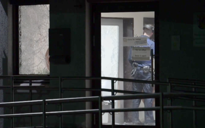 Mann mit Messer randaliert in Polizeistation